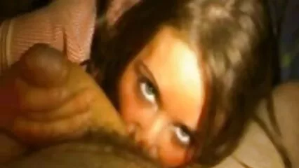 Sexy porn douche et nue s'embrassant au lit avec son amant.