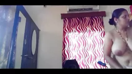 Femme au dans la douche porno foyer excitée touchant son entrejambe
