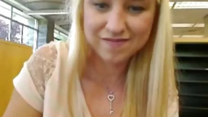 Blonde plantureuse caresse son porno a la douche clitoris