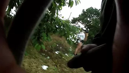 Mec aux cheveux noirs avec de gros seins embrasse à travers son pantalon. video de sexe dans la douche