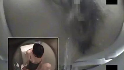 Femme à la chatte juteuse porn sous la douche chevauchant une bite chaude