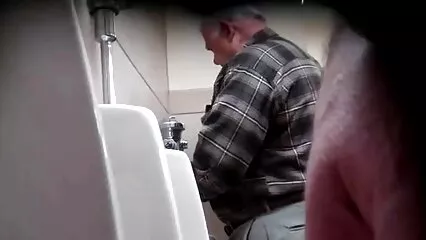 Garçon et fille porno mom douche s'embrassant devant un gros tracteur