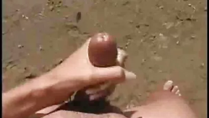 Une blonde sexy utilise un vibromasseur pour le porno dans la douche sexe